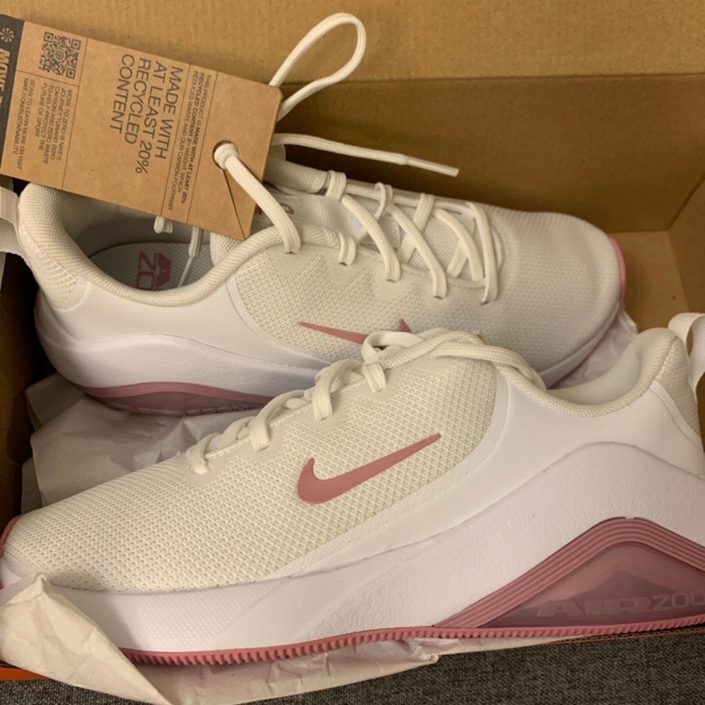Woman’s Nike Air Zoom Bella 7 size 7 1/2 Pink & White Training Sneakers